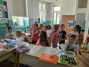 Budući školarci u posjeti školi
